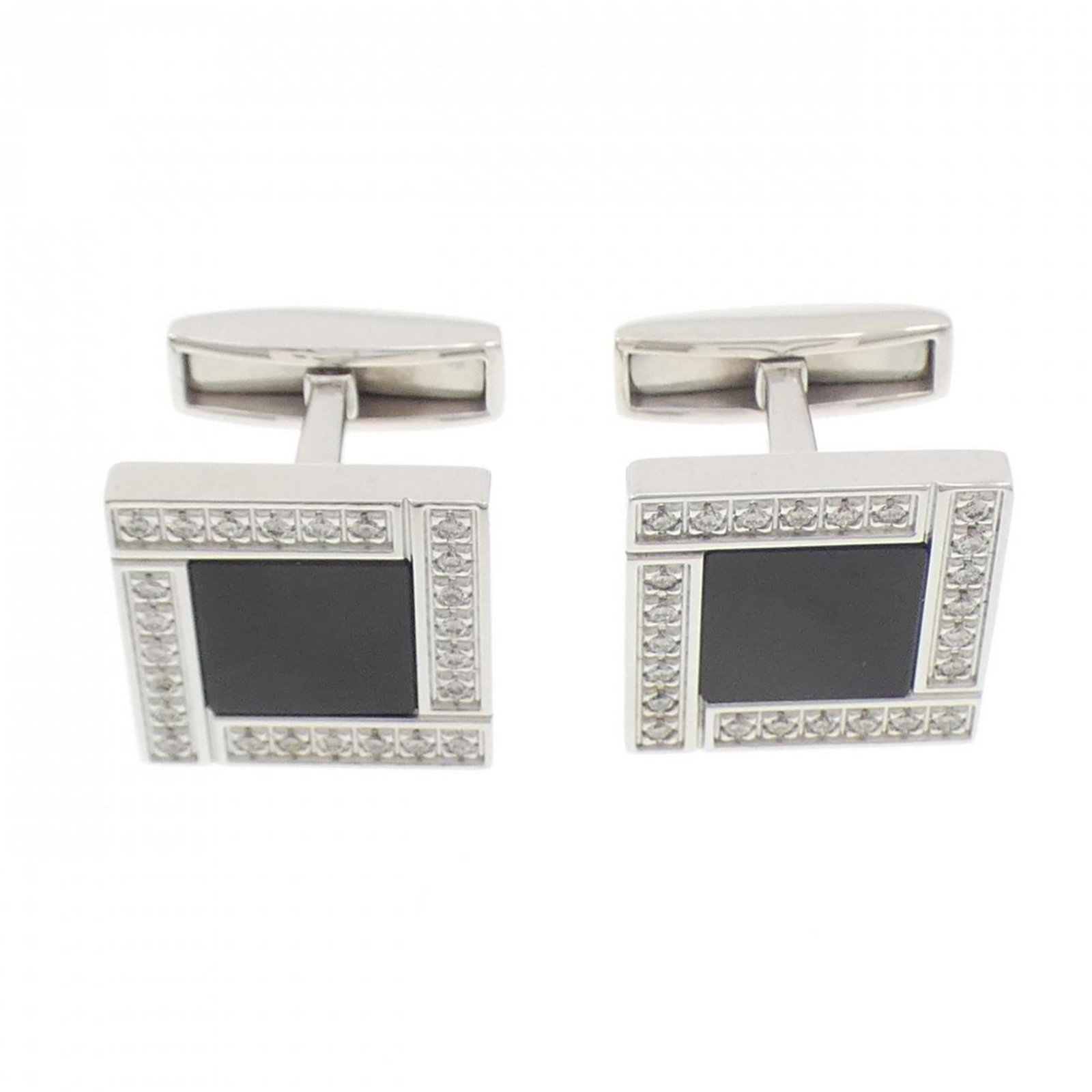 White Gold 18K Cufflinks Bvlgari: White Gold 18K Cufflinks Bvlgari White gold (18K) cufflinks from Bvlgari feature a diamond and onyx stone, adding a touch of elegance to any outfit. The 15.00mm x 15.00mm design provides a sleek and s