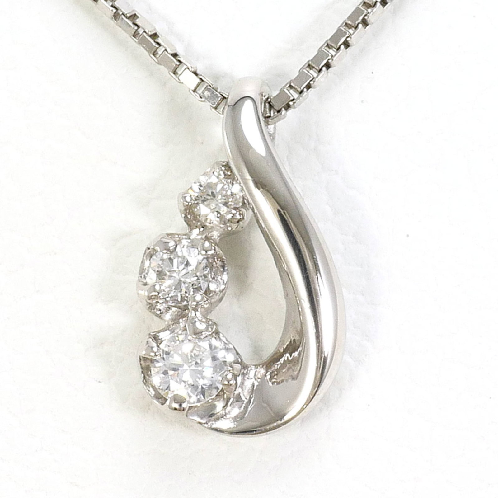Pt900 Platinum/ Pt850 Necklace With 0.06 Ct Diamond Total Weight 2.0G 40Cm Like New Condition: Pt900 Platinum/ Pt850 Necklace With 0.06 Ct Diamond Total Weight 2.0G 40Cm Like New Condition Platinum/ Pt900 Necklace With 0.06 Ct Diamond Features A Total Weight Of 2.0G, Measuring 40cm In Circumfer