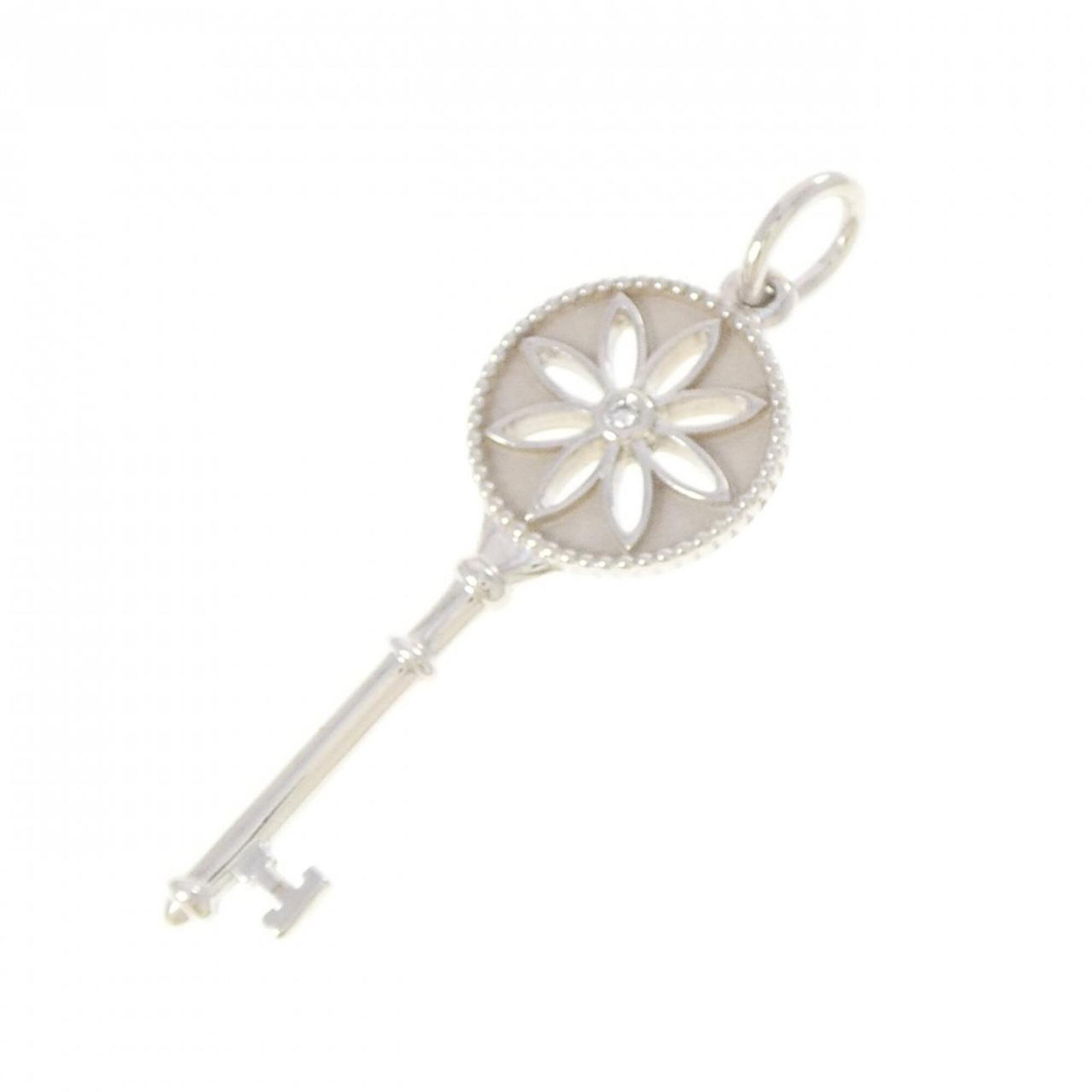 Small Key Pendant Daisy Tiffany: Small Key Pendant Daisy Tiffany Small Key Pendant Daisy Tiffany in sterling silver, measuring 40.4mm x 12.9mm, features a delicate design that showcases the beauty of daisies. The pendant's intricate 