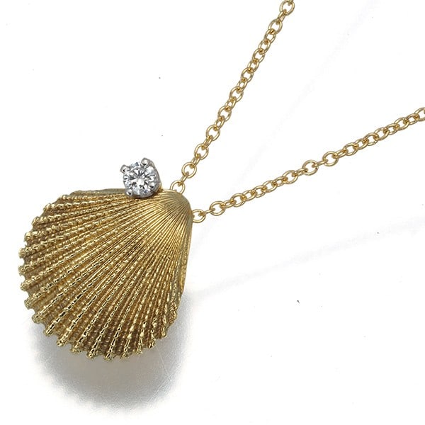 Tiffany&Co. Necklace Diamond Shell Motif 18K 750 Yellow White Gold: Tiffany&Co. Necklace Diamond Shell Motif 18K 750 Yellow White Gold Tiffany & Co.'s Shell Motif Necklace showcases a stunning diamond pendant set in multi-tone 18k gold, with a natural base metal and c