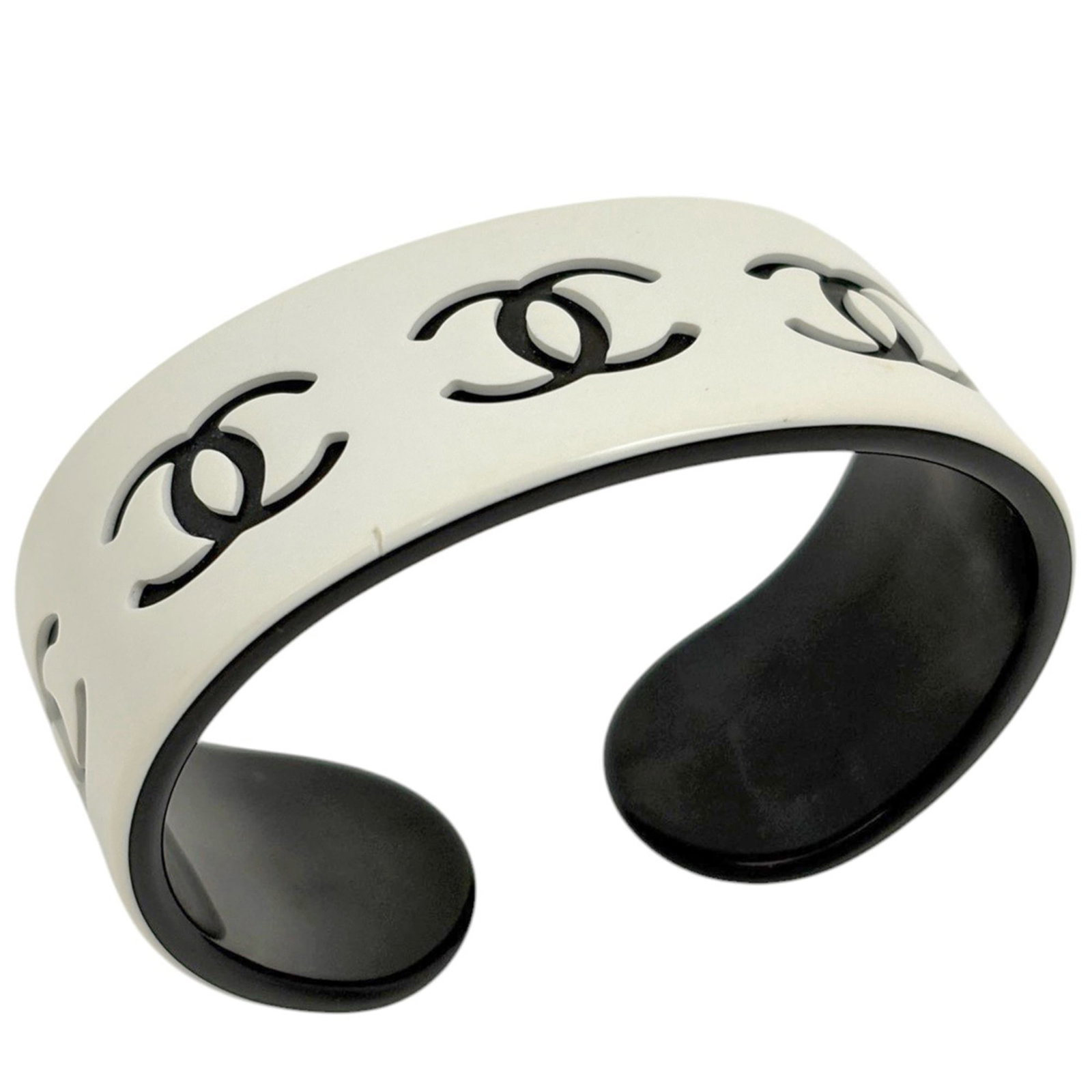 Bangle Chanel Plastic: Bangle Chanel Plastic White plastic bangle from Chanel, measuring 14cm in length. This classic design showcases the brand's signature style with its simple yet elegant aesthetic. Made from high-qualit