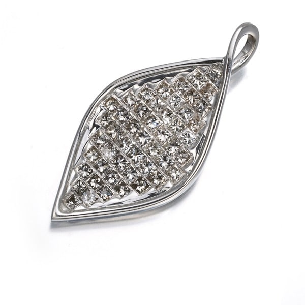 Leaf Pendant 1.00Ct White Gold 750 Diamond 18K: Leaf Pendant 1.00Ct White Gold 750 Diamond 18K The Leaf Pendant boasts a stunning 1.00ct white gold diamond, showcasing the beauty of natural design. Set in an 18k white gold setting with precise
