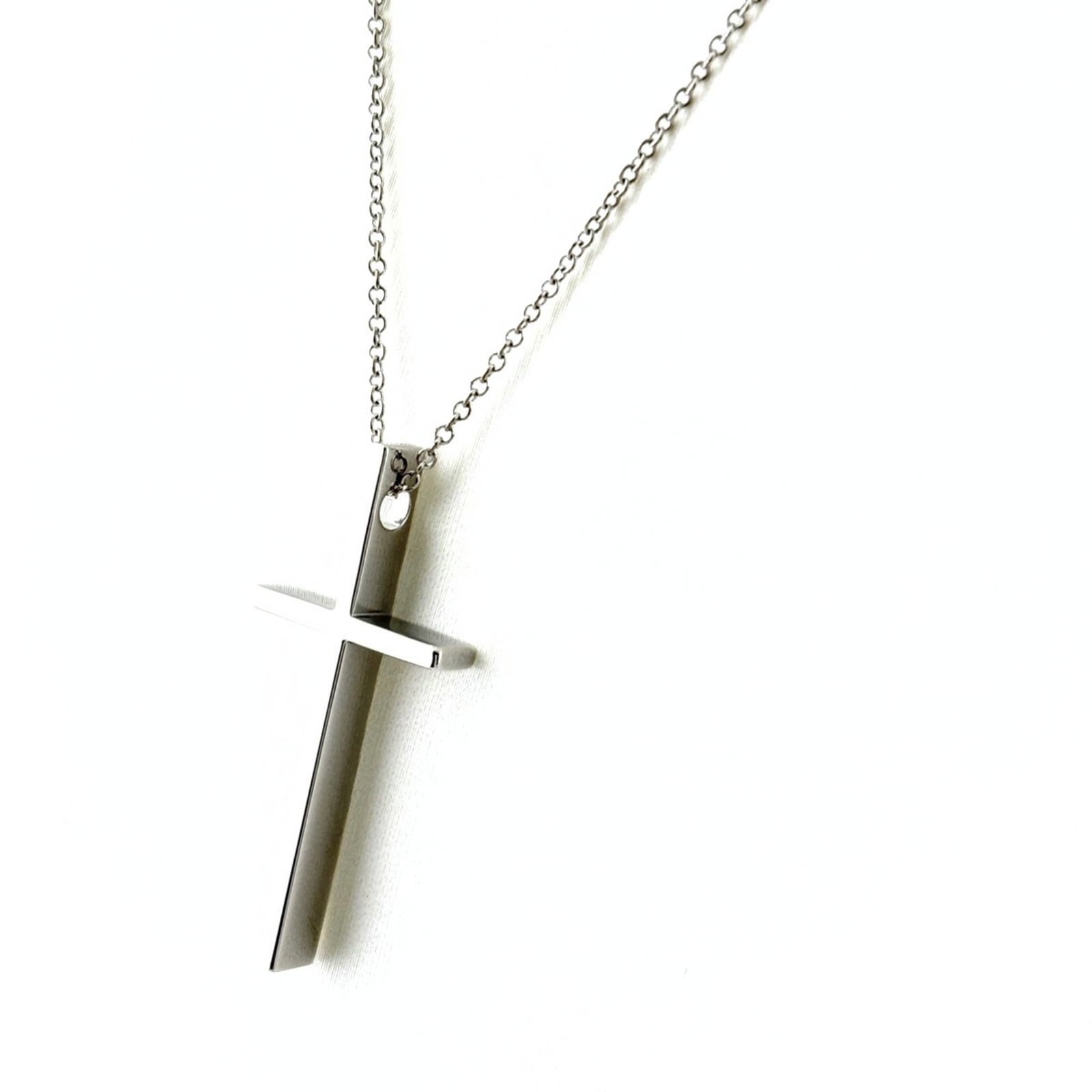 Women's 750 Gold Cross Necklace Pendant by Tiffany: Women's 750 Gold Cross Necklace Pendant by Tiffany Women's 750 Gold Cross Necklace Pendant by Tiffany features a stunning gold cross pendant with precise measurements, measuring 30.4mm x 13.5mm, suspe