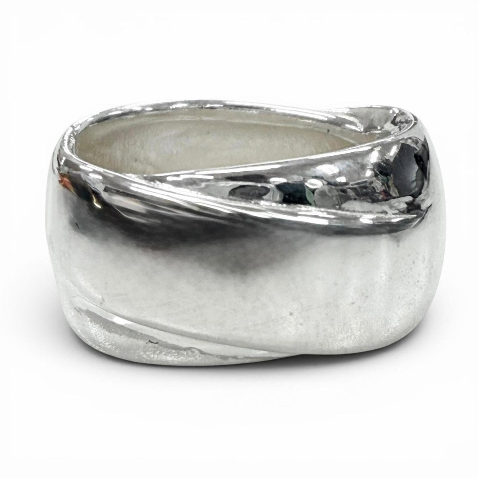 Ring silver band 925 by Hermes: Ring silver band 925 by Hermes Silver band ring by Hermes, made from high-quality 925 silver. This elegant piece features a classic design with a simple yet sophisticated style that suits both men and