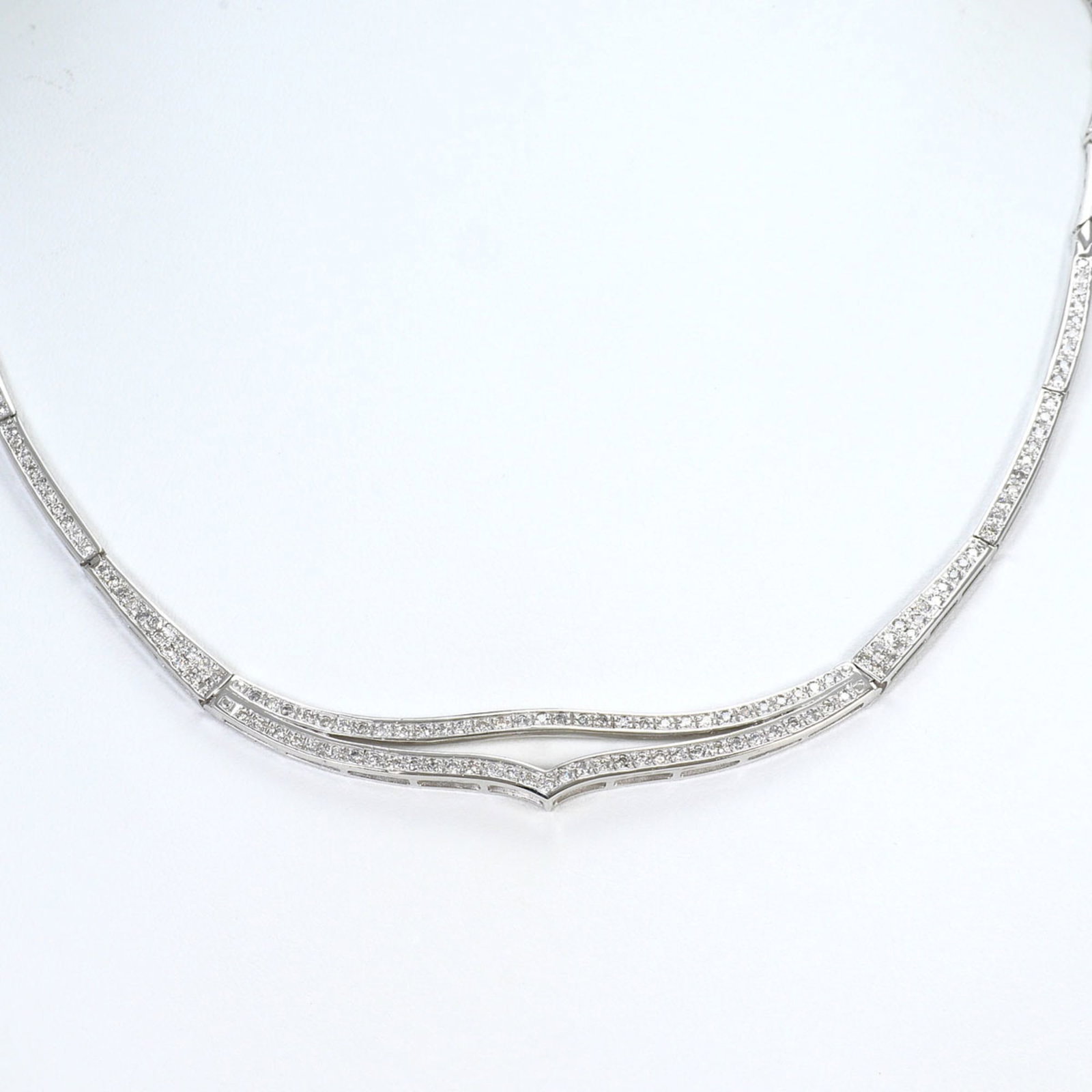 18K (18-Karat White Gold) Necklace With A 1.00 Ct Diamond Card Included Total Weight 20.8G 43Cm: 18K (18-Karat White Gold) Necklace With A 1.00 Ct Diamond Card Included Total Weight 20.8G 43Cm 18K white gold necklace with a 1.00 ct diamond card, totaling 20.8g and measuring 43cm in circumference.