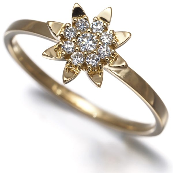 Ahkah Ring Diamond 0.10Ct Petit Soleil Flower Sunflower Us5 18K Yg: Ahkah Ring Diamond 0.10Ct Petit Soleil Flower Sunflower Us5 18K Yg 18k yellow gold Petit Soleil flower sunflower design features a natural diamond at the center, weighing 0.10ct. The ring's slender pr