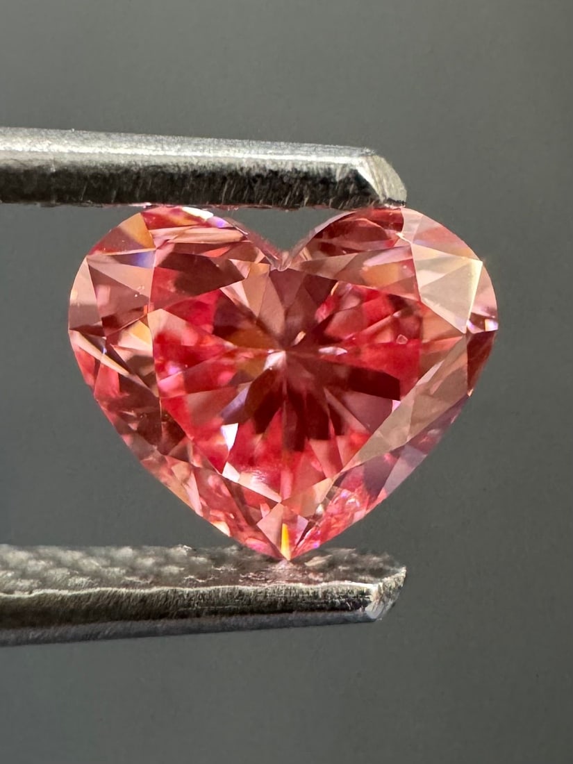 GIA Heart 0.61ct Fancy Vivid Purplish Pink VVS2 - Loose Natural Diamond: GIA Heart 0.61ct Fancy Vivid Purplish Pink VVS2 - Loose Natural Diamond GIA-certified, this loose natural diamond boasts an impressive Fancy Vivid Purplish Pink color and exceptional clarity as VVS2. 