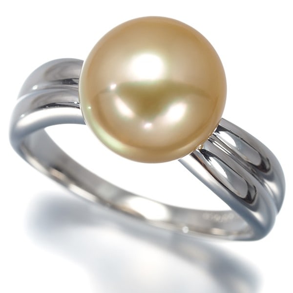 Solitaire Golden Pearl South Sea Mikimoto 10.7Mm Us8.5-8.75: Solitaire Golden Pearl South Sea Mikimoto 10.7Mm Us8.5-8.75 Solitaire platinum band showcases a stunning South Sea pearl, measuring 10.7mm in diameter, set in a sleek design that highlights the natura
