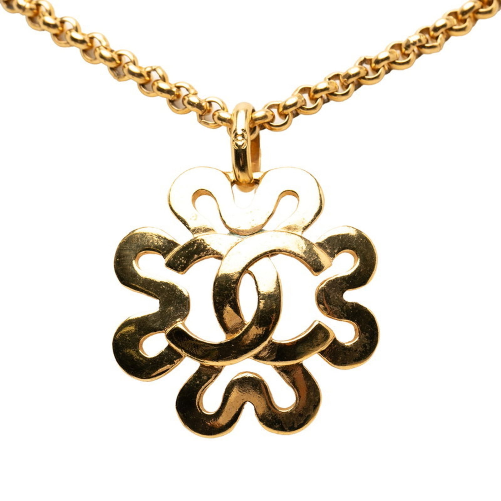 Women's vintage gold plated necklace from Chanel Coco mark.: Women's vintage gold plated necklace from Chanel Coco mark. Gold plated necklace from Chanel featuring the iconic Coco mark, measuring 56 cm in circumference and showcasing a pendant size of 41.7mm x 