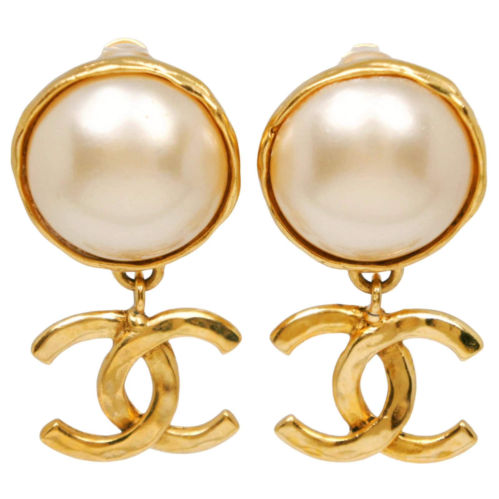 Clip earrings gold plating pearl artificial Chanel: Clip earrings gold plating pearl artificial Chanel Clip earrings in gold plating with artificial pearl details, inspired by the iconic style of Chanel. Made from high-quality artificial pearl and gold