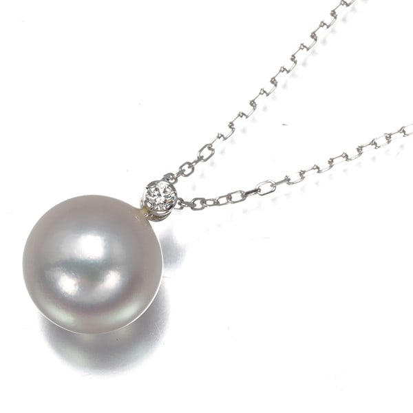 Akoya pearl 9.4mm diamond 0.03ct solitaire necklace 18k white gold: Akoya pearl 9.4mm diamond 0.03ct solitaire necklace 18k white gold The Akoya pearl and diamond solitaire necklace boasts a stunning 9.4mm akoya pearl surrounded by a delicate 0.03ct diamond, set in 18