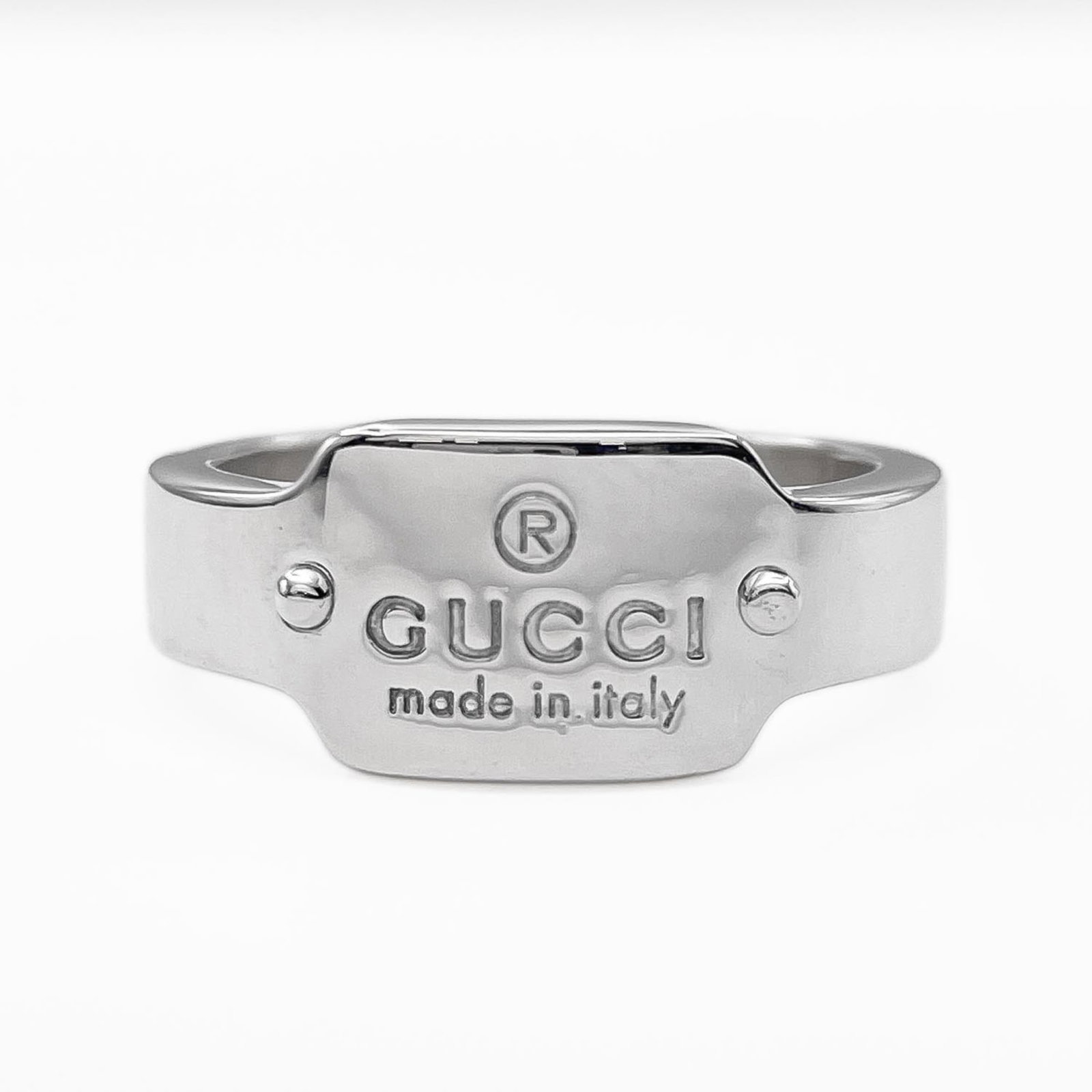 Ring of silver band from Gucci: Ring of silver band from Gucci Silver band ring from Gucci, made from high-quality silver (925) with a sleek design and slim profile. The ring features a classic style that suits both men and women, w