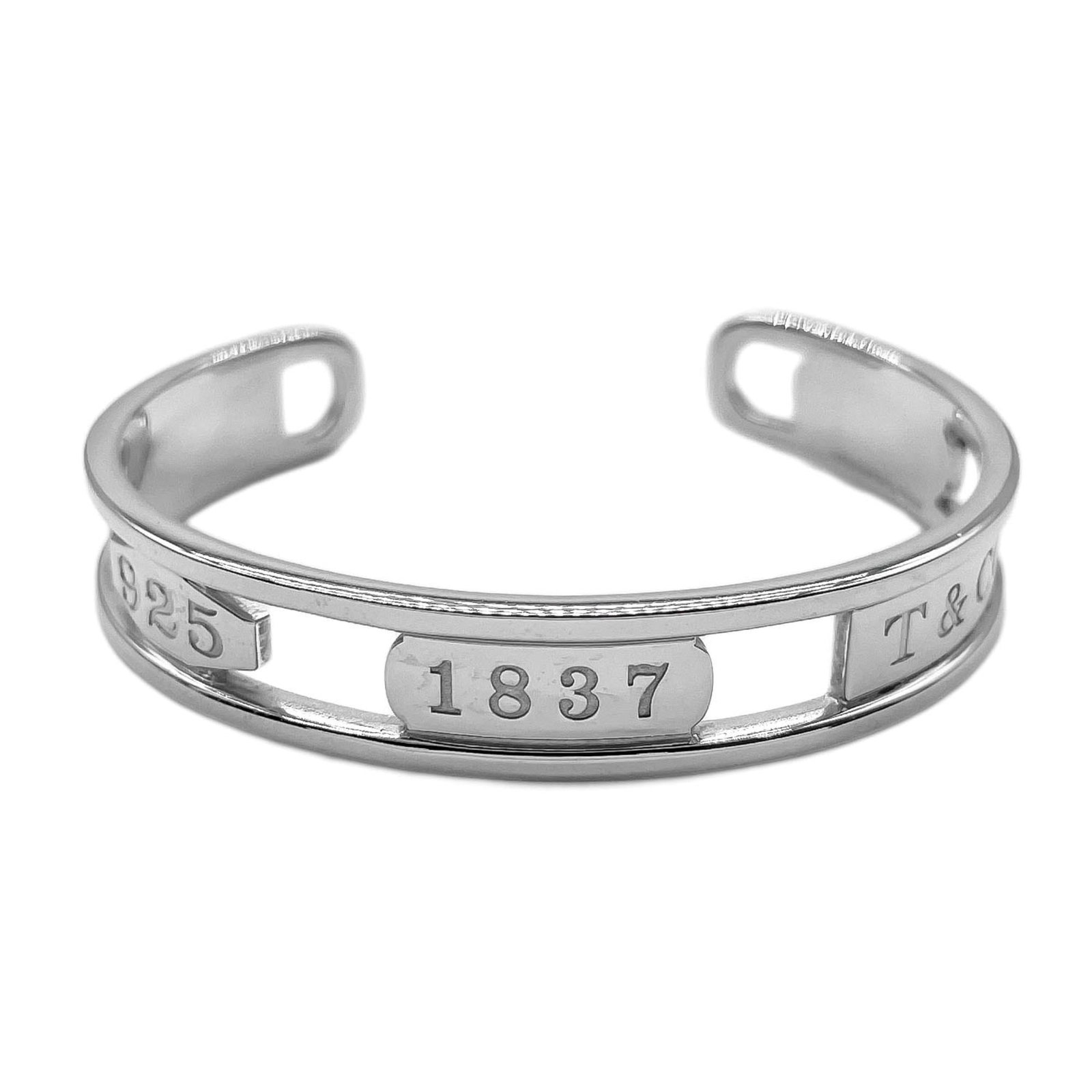 Tiffany Bangle Silver 925: Tiffany Bangle Silver 925 Silver 925 Tiffany Bangle, crafted from high-quality sterling silver, measures 16cm in length and features a sleek design. This bangle showcases the iconic brand's signature 