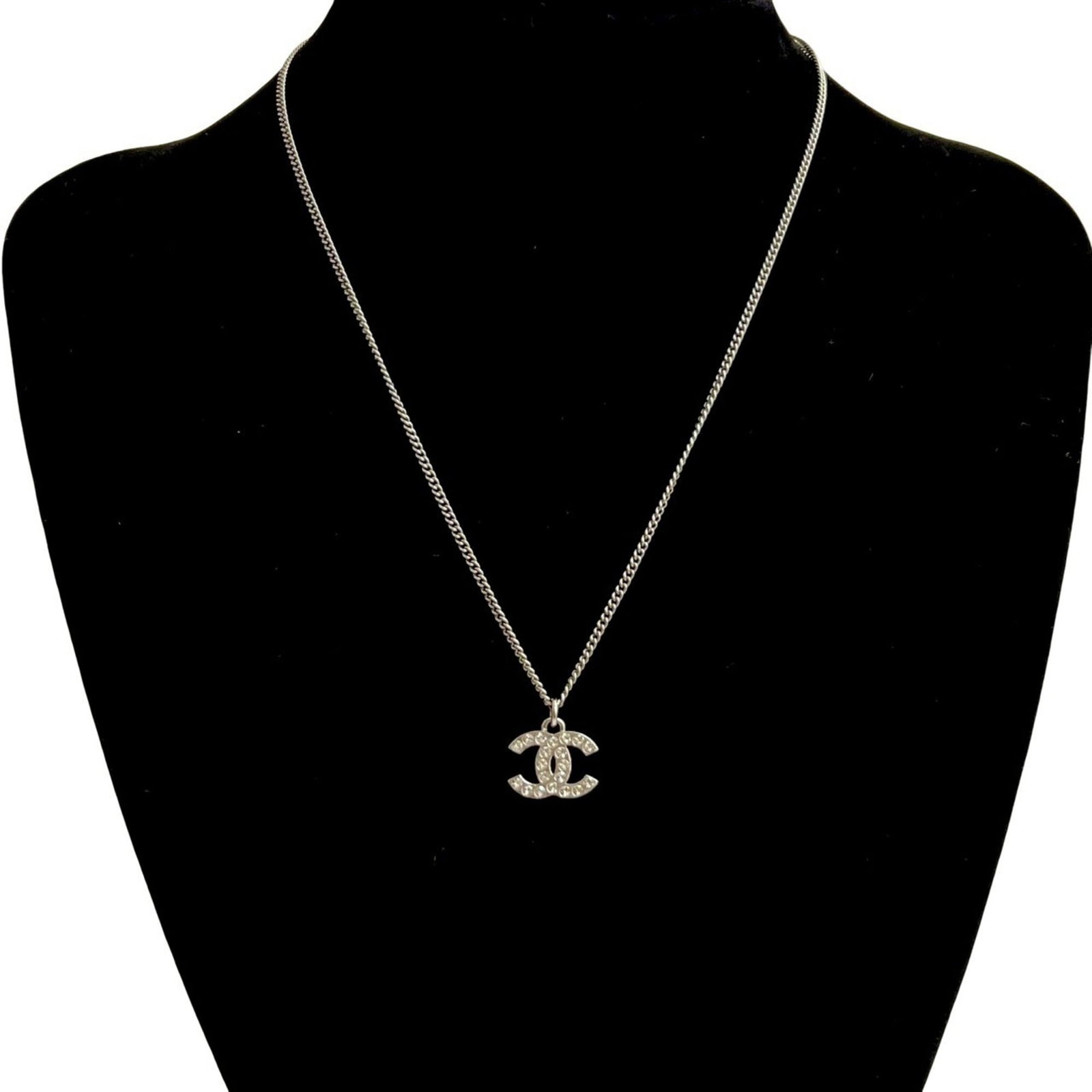 Coco Chanel Silver Metal Rhinestone Chain Necklace Pendant Mark 57614: Coco Chanel Silver Metal Rhinestone Chain Necklace Pendant Mark 57614 Silver Metal Rhinestone Chain Necklace Pendant from Chanel. This elegant necklace features a 10mm x 15mm rhinestone pendant suspen