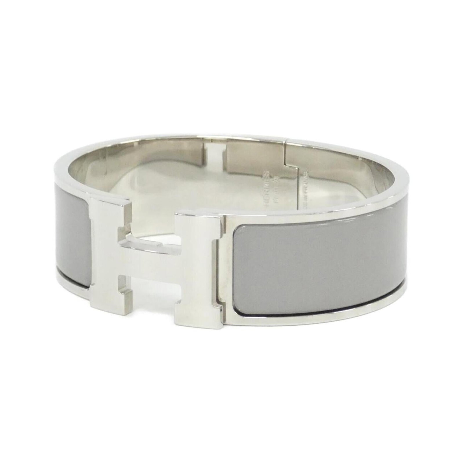 Hermes Charm: Hermes Charm The Hermes Charm bracelet boasts a sleek, silver design with a subtle gray hue. Measuring 18cm in length, it features a classic charm style that adds a touch of sophistication to any outf