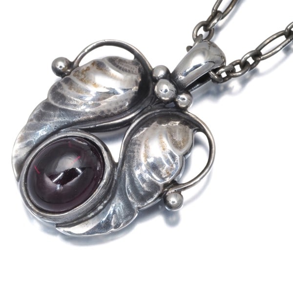 Sterling Silver Necklace Heritage 1994 925 Garnet: Sterling Silver Necklace Heritage 1994 925 Garnet Sterling silver pendant necklace with a natural garnet stone, crafted from high-quality 925 metal. The Heritage collection features a classic design t