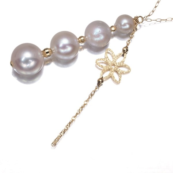 Akoya Pearl 5.0-8.2Mm Flower Necklace 18K 750 White Gold: Akoya Pearl 5.0-8.2Mm Flower Necklace 18K 750 White Gold The Akoya Pearl flower necklace boasts elegant simplicity with its delicate 18k white gold petals and a stunning central pearl, measuring appro