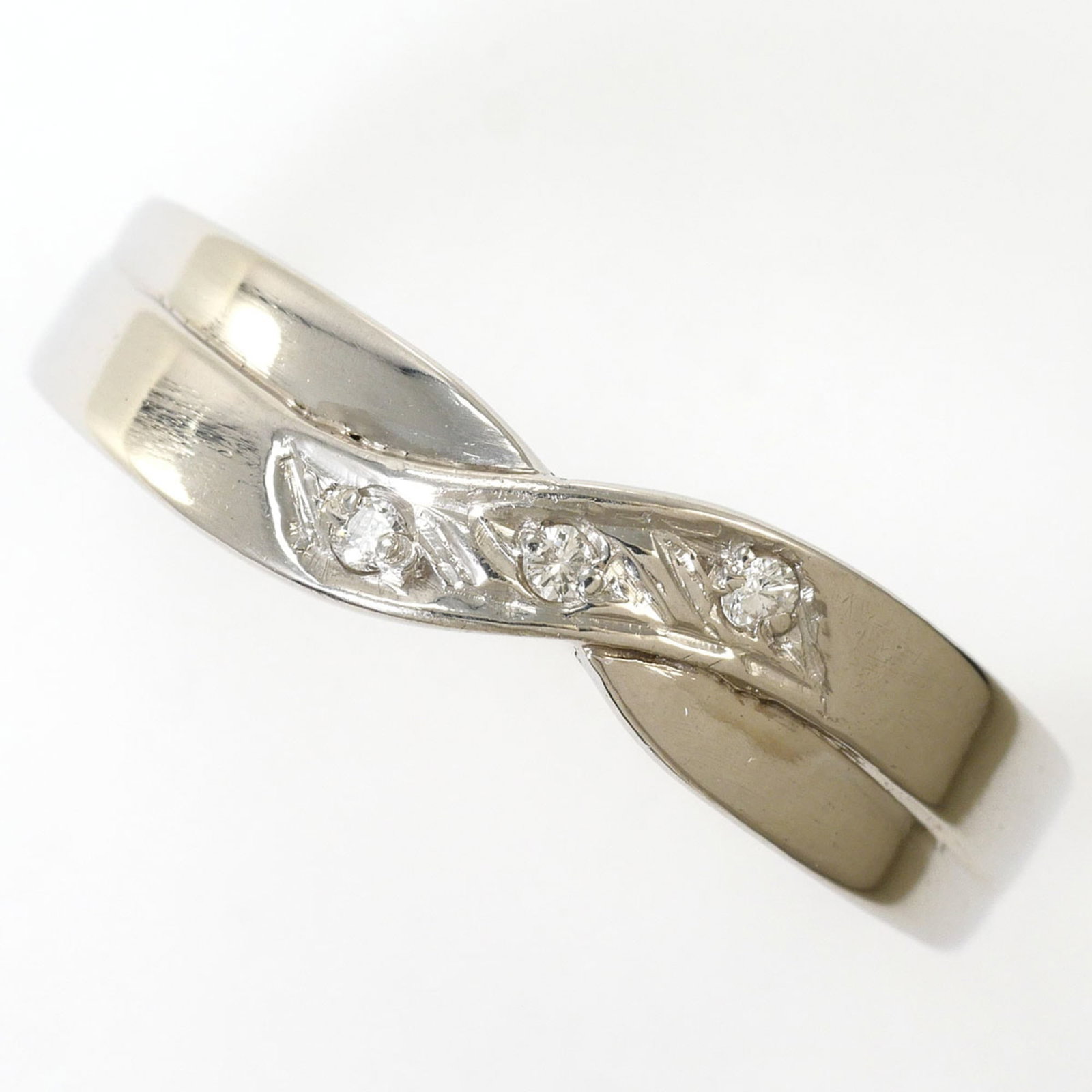 Band ring platinum unbranded: Band ring platinum unbranded Platinum band ring features a diamond stone weighing 0.03 carats, set in a high-quality platinum setting with a US size 6.5 and width of 4mm. The ring weighs 2.7g and is m
