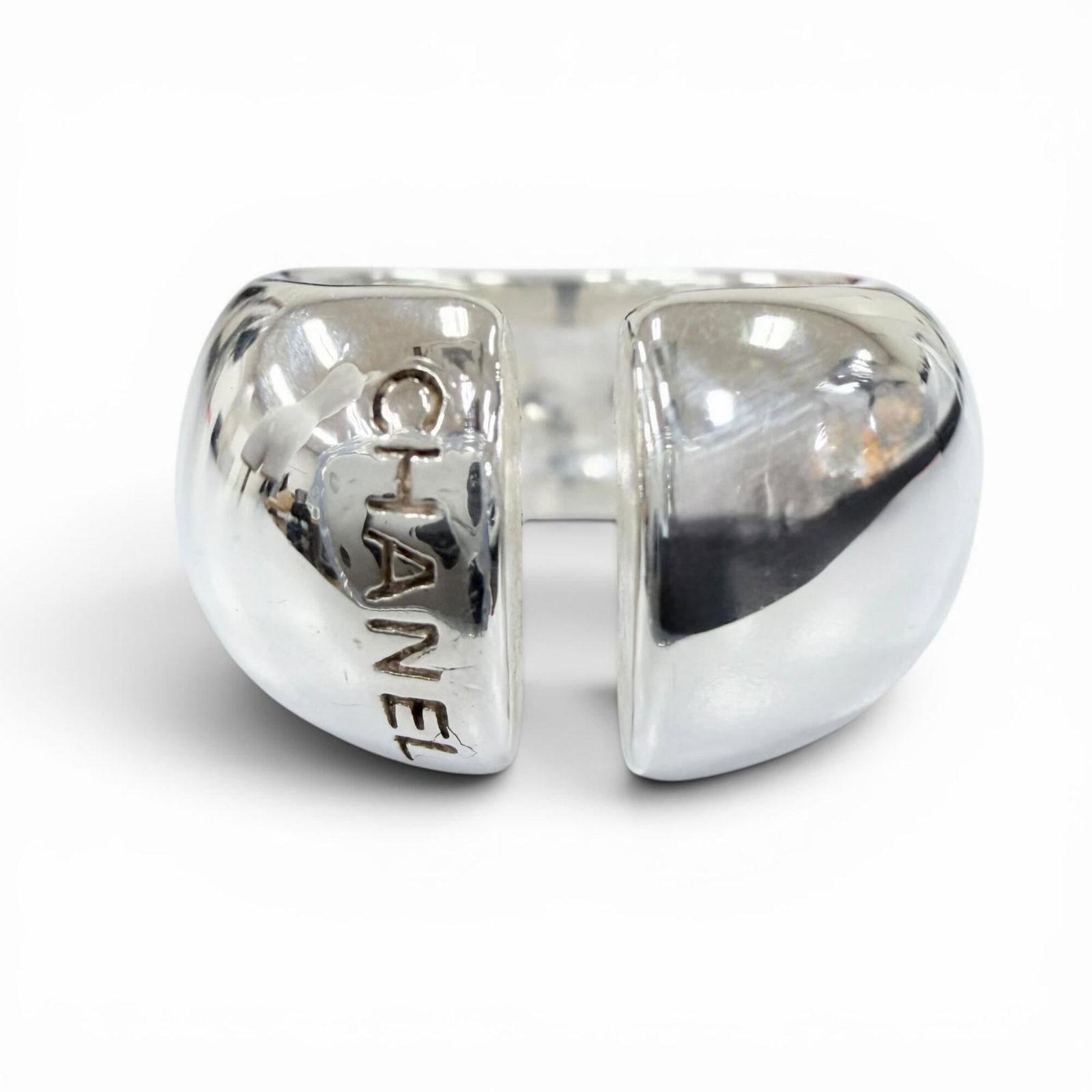 Ring Band Chanel Silver 925: Ring Band Chanel Silver 925 Silver 925 band ring from Chanel, available in US size 6.5. This elegant silver band features the iconic Chanel style and is made from high-quality sterling silver. A class