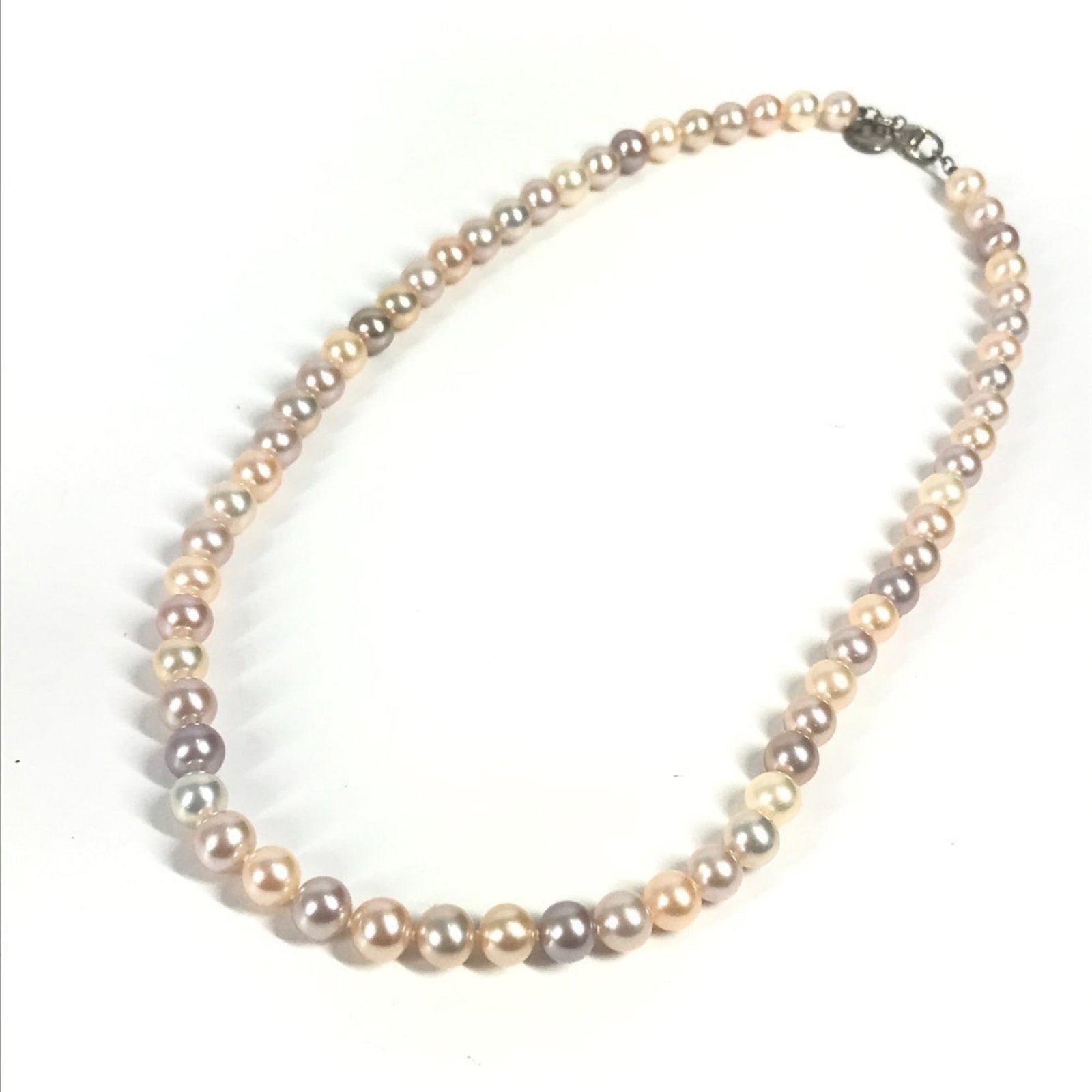 Pearl Necklace Ag925 Pink for Women by Tiffany & Co: Pearl Necklace Ag925 Pink for Women by Tiffany & Co Silver necklace featuring pink pearls, made by Tiffany & Co. in sterling silver (925). The necklace comes with a box and case for storage. A beautif