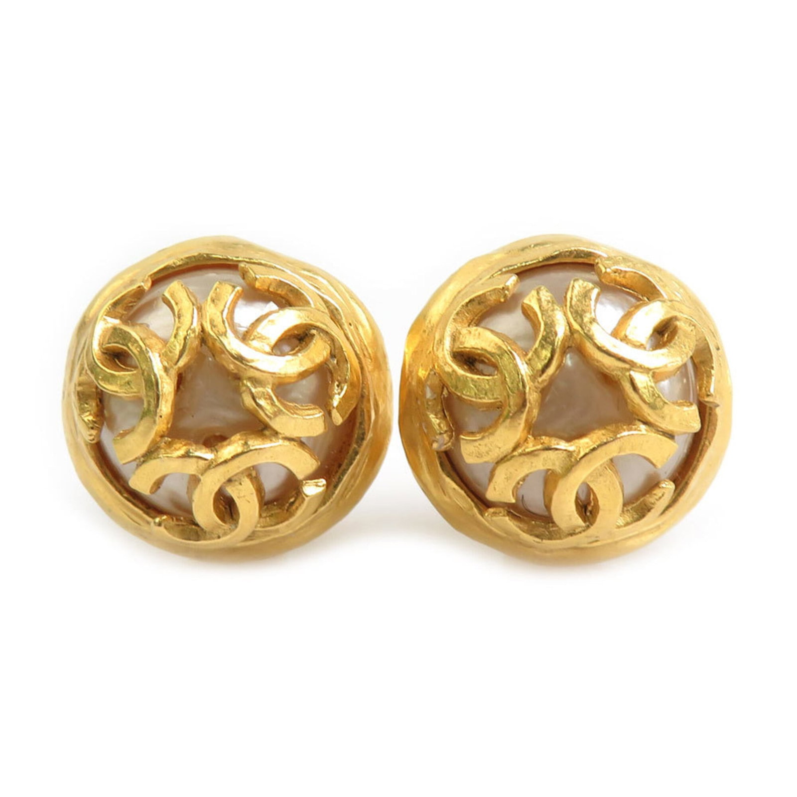 Chanel Clip Earrings Metal: Chanel Clip Earrings Metal Chanel Clip Earrings Metal are crafted from gold, featuring a diameter of 20mm. Bearer of the iconic French brand, these clip earrings showcase the timeless elegance of Chan