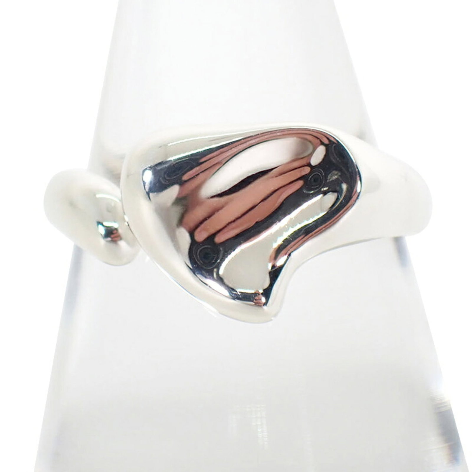 Tiffany Band Ring Sterling Silver 925: Tiffany Band Ring Sterling Silver 925 Sterling silver band ring from Tiffany, featuring 925 quality. This women's band ring boasts a classic design with a sleek sterling silver finish. Measuring 54