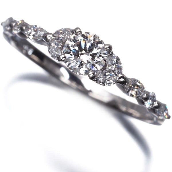 Ahkah Ring Diamond 0.25Ct/ 0.25Ct Transparent Us5.25-5.5 900 Platinum: Ahkah Ring Diamond 0.25Ct/ 0.25Ct Transparent Us5.25-5.5 900 Platinum Platinum ring featuring a 0.25ct transparent diamond centre stone, surrounded by two side stones for a total of 0.25ct. The ring