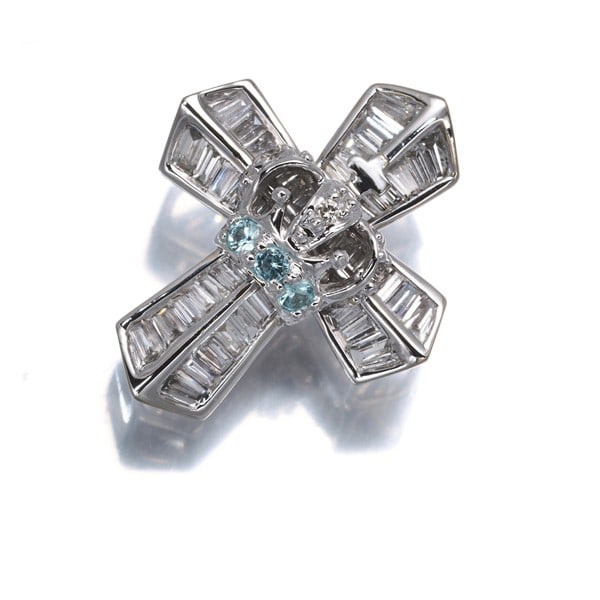 Kasahara Masumi Diamond Pendant Cross Paraiba Tourmaline 18K: Kasahara Masumi Diamond Pendant Cross Paraiba Tourmaline 18K The Kasahara Masumi Diamond Pendant Cross features a stunning combination of natural diamond and Paraiba tourmaline, set in 18k white