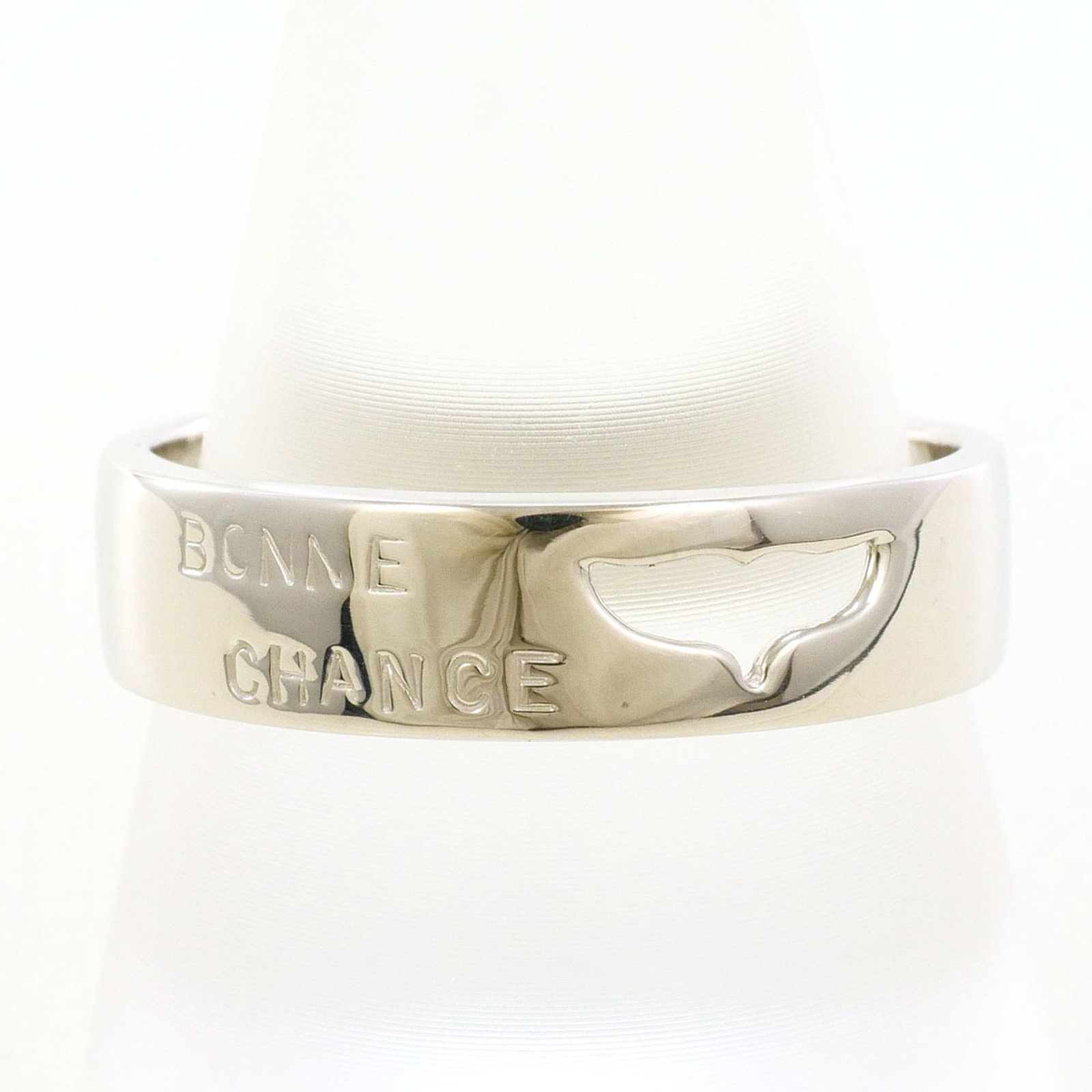 White Gold 18k Unbranded Band Ring: White Gold 18k Unbranded Band Ring White gold 18k unbranded band ring, crafted from high-quality white gold (18K) metal, features a sleek and modern design. Weighing in at 4.3g / 0.15oz, this 9.5 US s