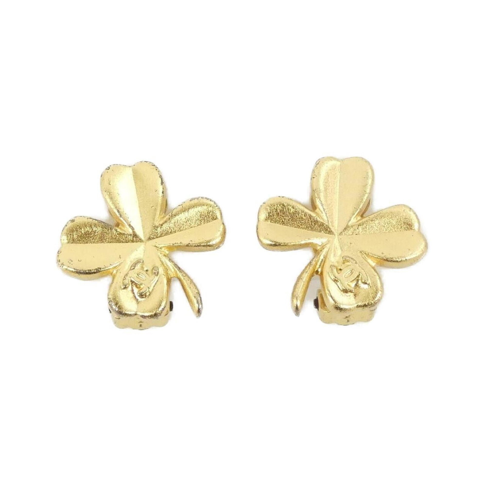 Chanel clip earrings: Chanel clip earrings Gold clip earrings from the renowned French fashion house Chanel, measuring 18.00mm x 18.00mm in size. These elegant earrings showcase a classic design that has become synonymous