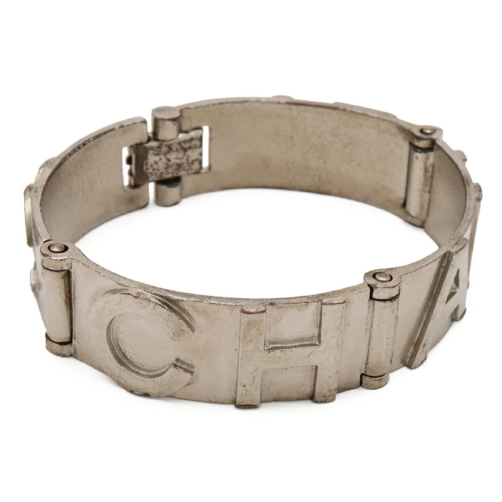 Metal bracelet with charm from Chanel: Metal bracelet with charm from Chanel Metal bracelet with charm from Chanel, crafted in gold and originating from France. This 17cm long charm bracelet features the iconic brand's signature style, mak