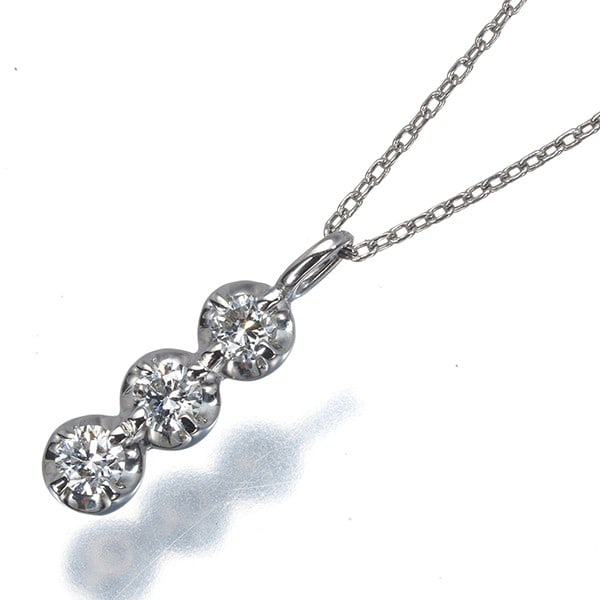 Diamond Necklace 3P Platinum: Diamond Necklace 3P Platinum Platinum metal purity, 850, and a natural diamond pendant make up the Diamond Necklace 3P Platinum. The necklace features a pendant with a 14.6 x 3.9mm stone, weighing