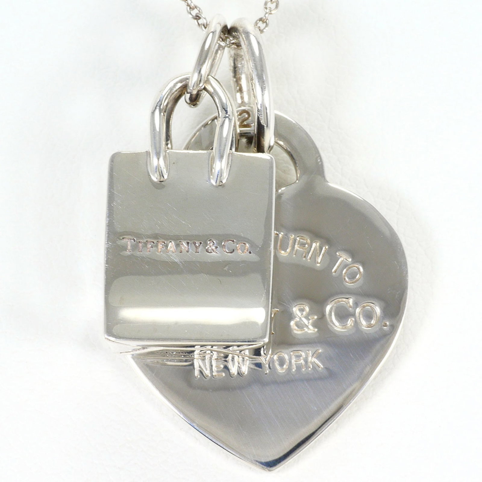 Tiffany & Co. Shopping Bag Heart Tag Silver Necklace Total Weight 10.8G 39Cm Jewelry: Tiffany & Co. Shopping Bag Heart Tag Silver Necklace Total Weight 10.8G 39Cm Jewelry Tiffany & Co. Shopping Bag Heart Tag Silver Necklace boasts a striking design, featuring the iconic shopping bag mo
