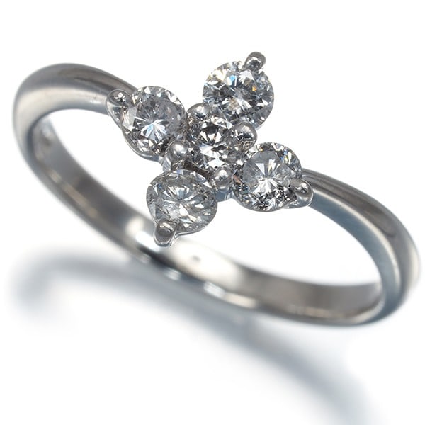 Flower brand diamond ring 0.51ct platinum 900 unknown brand: Flower brand diamond ring 0.51ct platinum 900 unknown brand The 0.51ct platinum diamond ring boasts a striking flower design, set against a sleek platinum base with a subtle 2.0mm shank. A natural dia