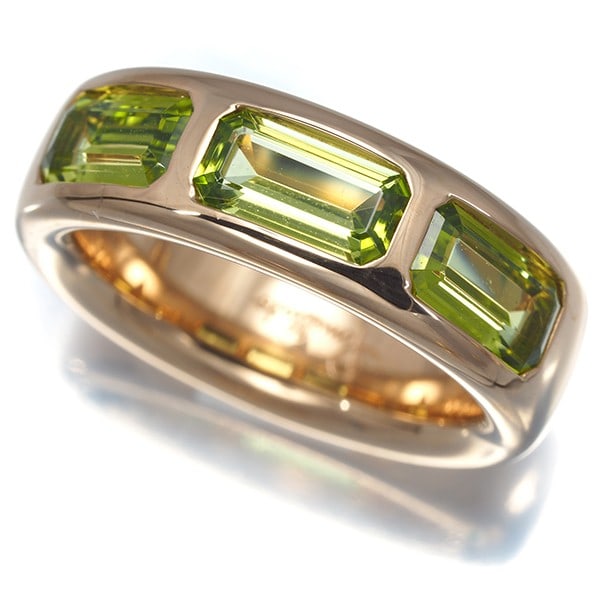 Iconica Ring Peridot Eu54 Rose Gold 750 18K: Iconica Ring Peridot Eu54 Rose Gold 750 18K Iconica Ring Peridot Eu54 Rose Gold 750 18K features a natural peridot stone set in an 18k rose gold band. The ring boasts a classic design with a 7mm wide 