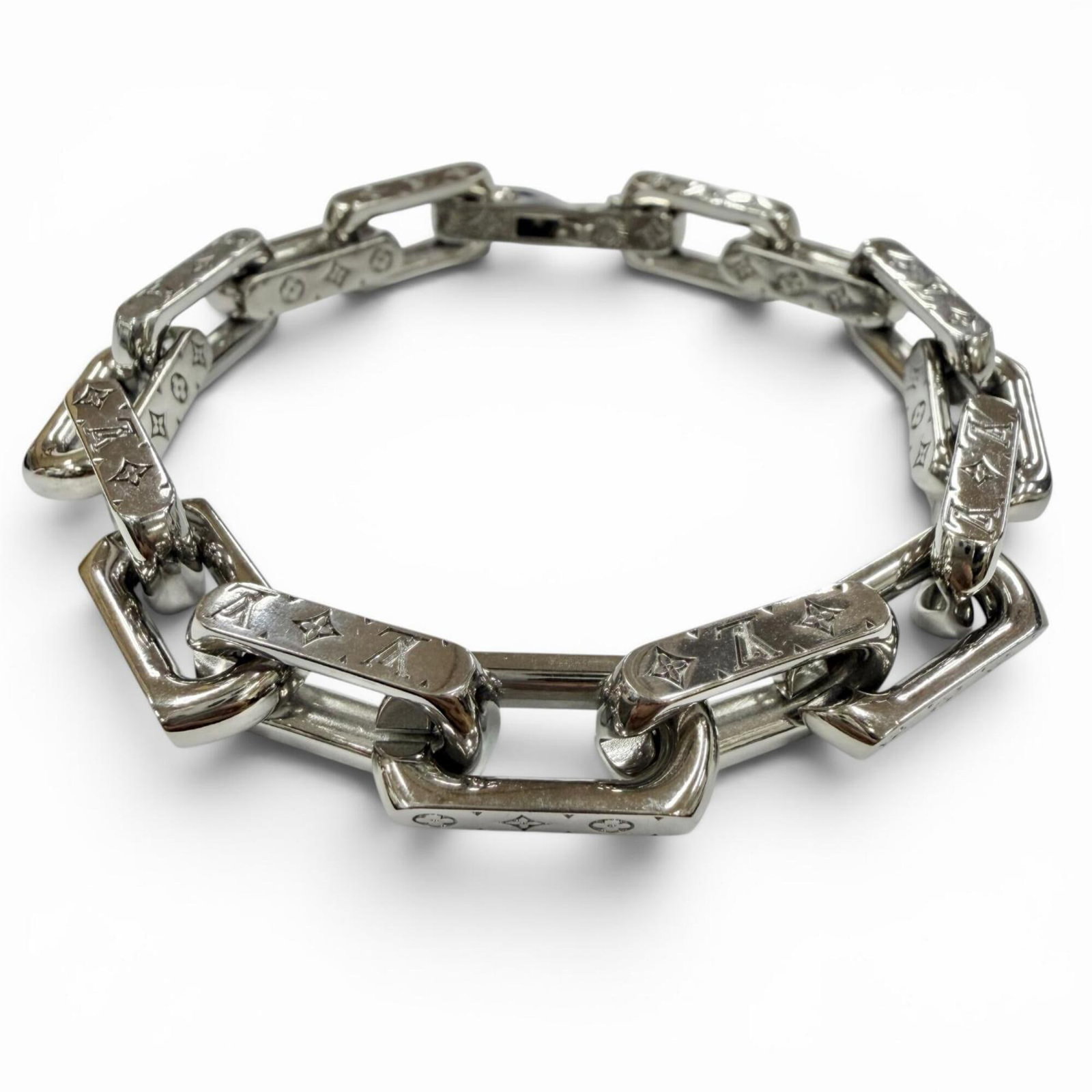 Metal Louis Vuitton Charm Bracelet: Metal Louis Vuitton Charm Bracelet Metal Louis Vuitton Charm Bracelet in Silver, measuring 22cm / 8.66'' long, features the iconic brand's signature style with a sleek metal design. The charm bracelet