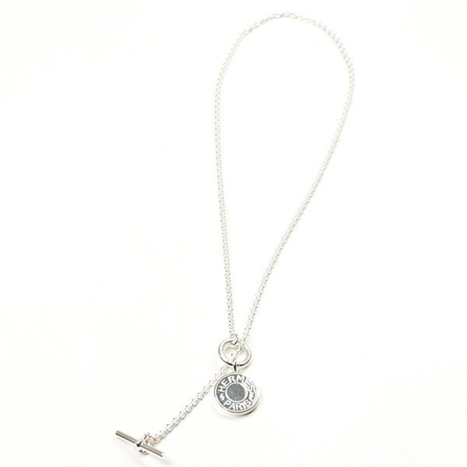 Emulette Hermes Silver Cell Necklace 42.5cm Serie Cru Exlibris Pendant: Emulette Hermes Silver Cell Necklace 42.5cm Serie Cru Exlibris Pendant The Emulette Hermes Silver Cell Necklace boasts an elegant design with a 42.5cm length and 14mm diameter, suitable for women. Mad