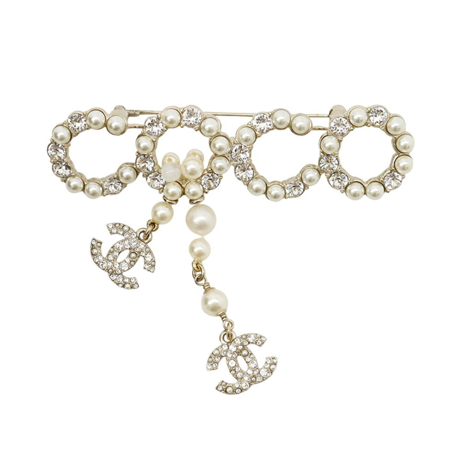 Metal Brooch Chanel: Metal Brooch Chanel Champagne gold metal brooch from Chanel, featuring an artificial pearl and rhinestone. This elegant piece measures 6.5cm x 8cm / 2.55'' x 3.14''. The item bears a signature. Item S