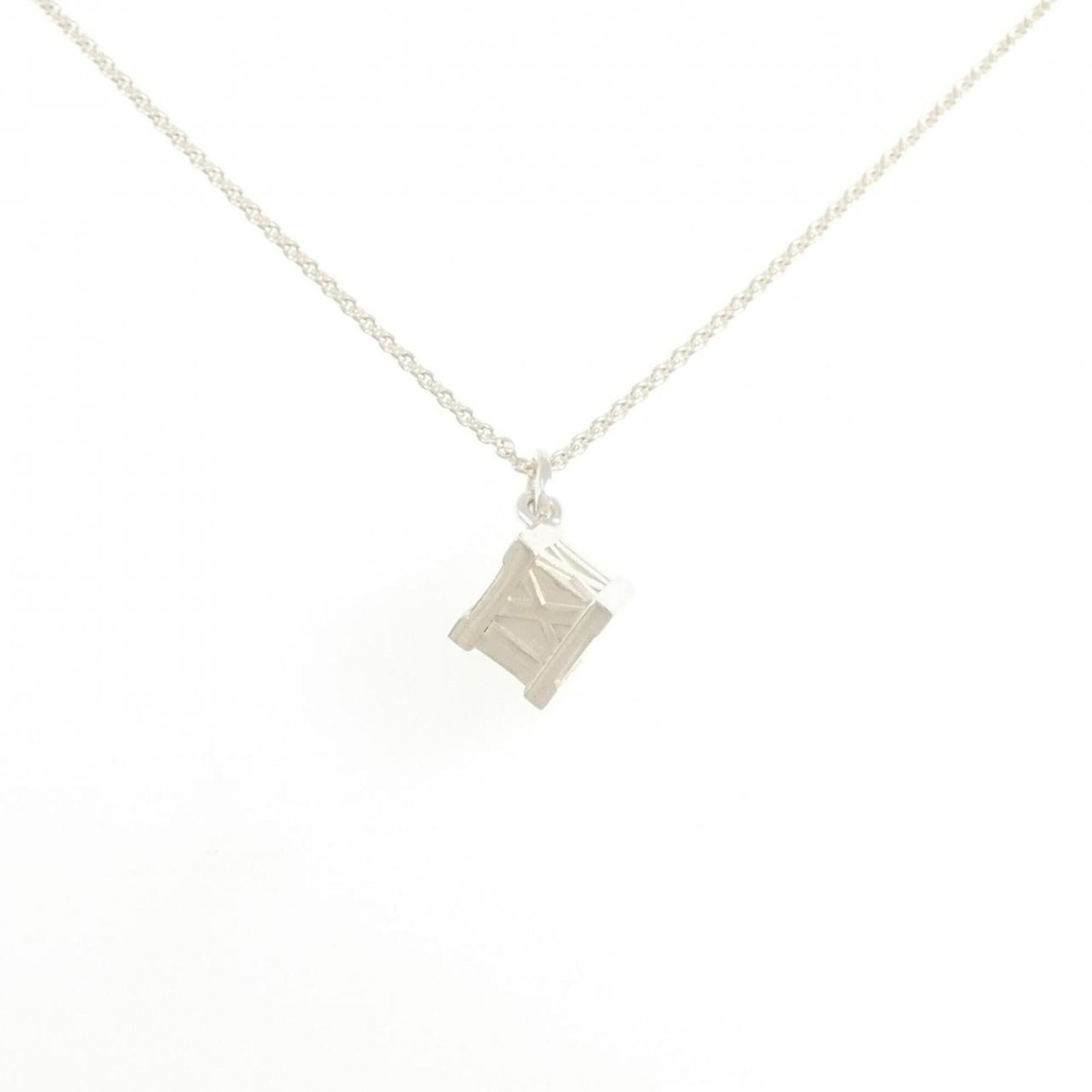Tiffany & Co. Atlas Cube Necklace: Tiffany & Co. Atlas Cube Necklace Tiffany & Co. Atlas Cube Necklace features a silver 925 pendant with a distinctive design, measuring 18.4mm x 11.2mm. The necklace has a neck circumference of 41 cm a