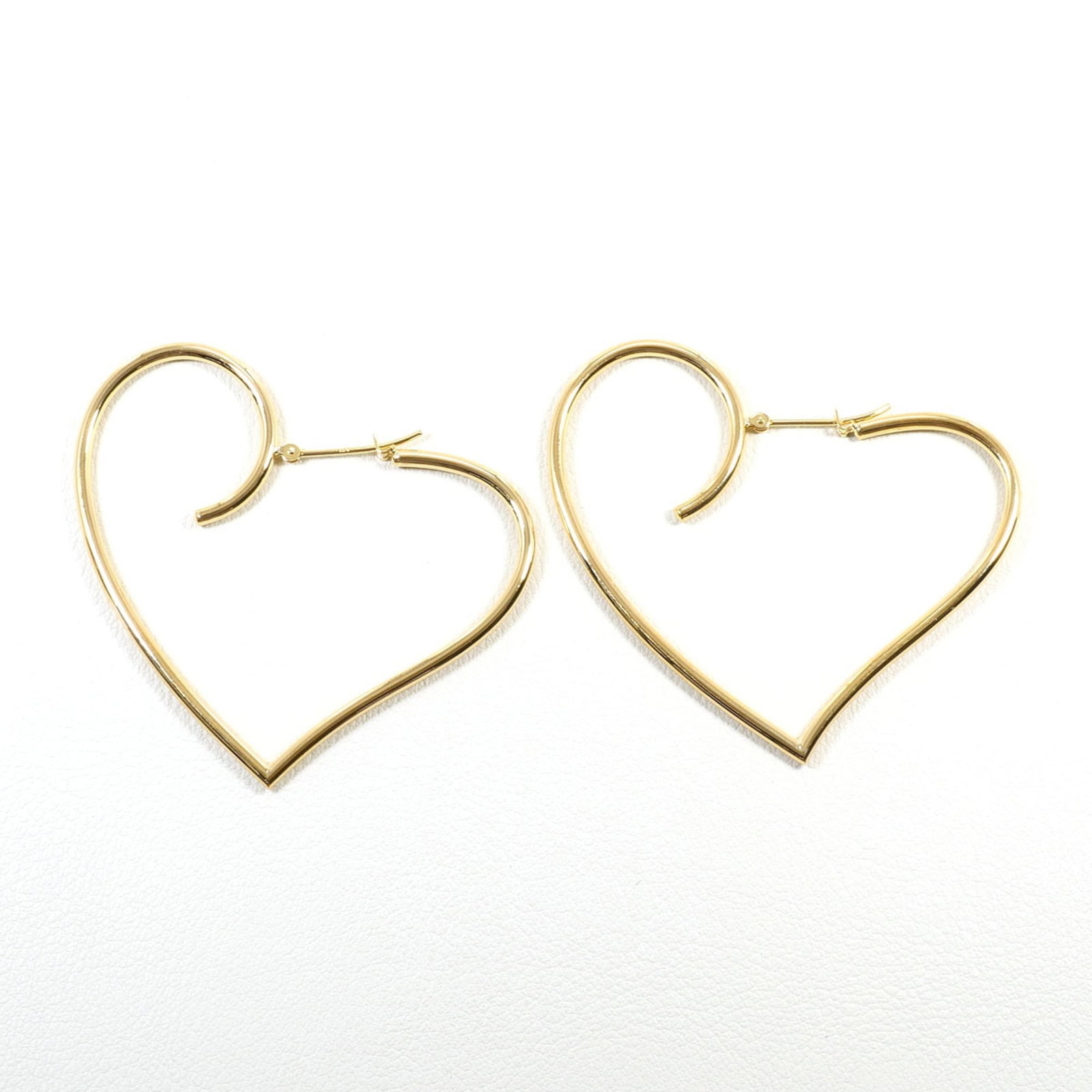 Unbranded Hoop Earrings Yellow Gold (18K): Unbranded Hoop Earrings Yellow Gold (18K) Yellow gold (18K) hoop earrings with a sleek, minimalist design. Made from high-quality 18K yellow gold, these earrings weigh 4g and feature a classic, timele