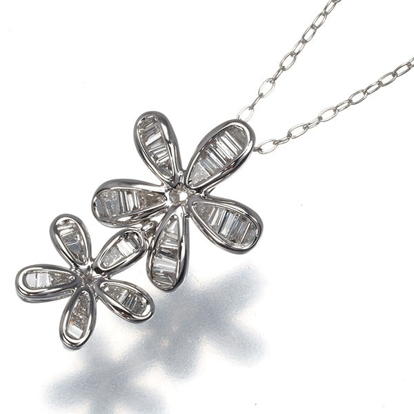 Diamond 0.25Ct Flower Tapered-Cut Necklace 18K 750 White Gold: Diamond 0.25Ct Flower Tapered-Cut Necklace 18K 750 White Gold 18k white gold, the necklace boasts a delicate flower-shaped pendant featuring a 0.25ct diamond, carefully crafted in a tapered-cut style 