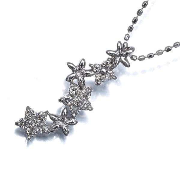 Diamond 0.20Ct Flower Necklace 18K 750 White Gold: Diamond 0.20Ct Flower Necklace 18K 750 White Gold 18k white gold flower pendant necklace featuring two to three diamonds totaling 0.20ct, each with very fine surface fractures that are almost invisibl
