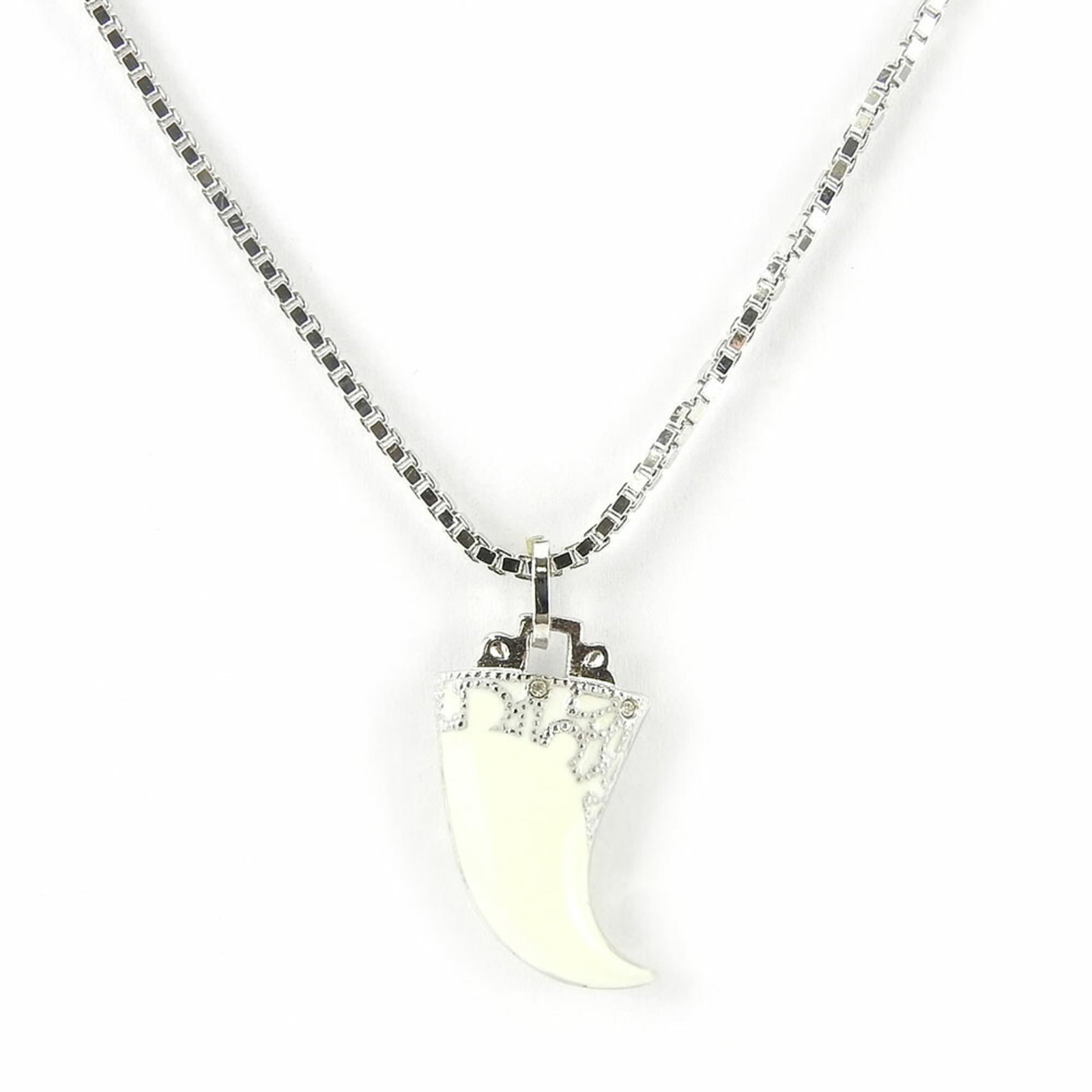 Christian Dior Necklace Women's Plated Metal Fang White Silver Motif: Christian Dior Necklace Women's Plated Metal Fang White Silver Motif The Christian Dior Necklace features a striking white silver motif, adding an elegant touch to any outfit. Its plated metal