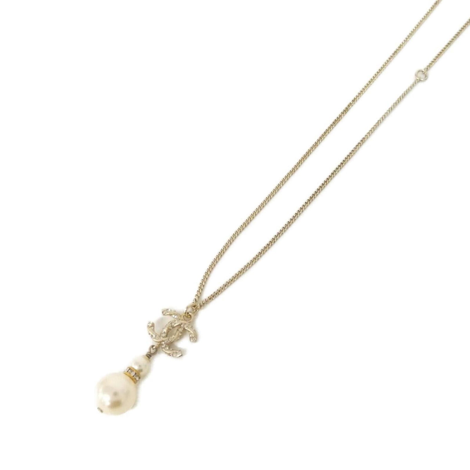 Chanel 53161 necklace: Chanel 53161 necklace Gold and white Chanel necklace with a 36mm x 15mm pendant, suitable for necks measuring 42-60 cm in circumference. This piece bears a signature from the designer, Chanel. The gol