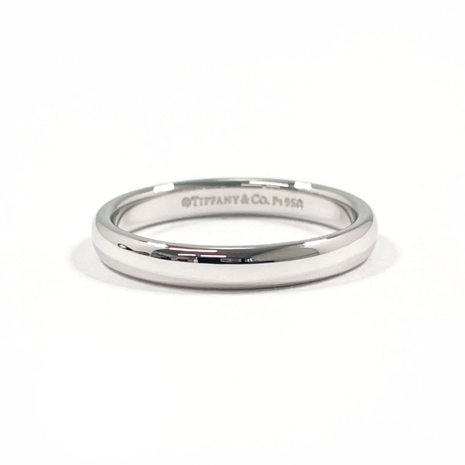 Ring platinum band 950 Tiffany: Ring platinum band 950 Tiffany Platinum band ring from Tiffany, featuring a silver finish and US size 7. Made from high-quality platinum, this elegant band showcases the luxury brand's signature style