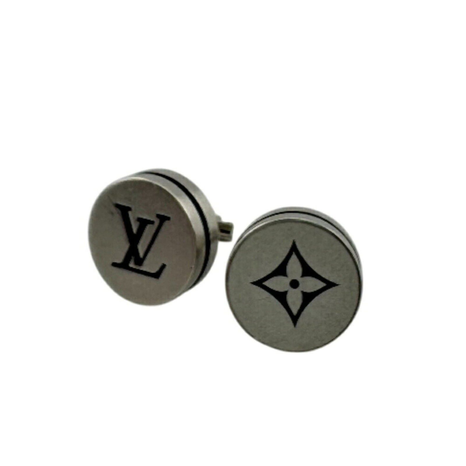 Louis Vuitton Stud Earrings 925 Silver: Louis Vuitton Stud Earrings 925 Silver Silver studs adorned with the iconic Louis Vuitton monogram, crafted from high-quality 925 sterling silver. The elegant design features a precise 10mm diameter, 