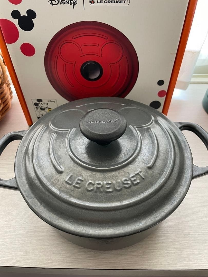 Mouse Mickey Le Creuset Round Cocotte 18cm Enamel Cast Iron Pot with Box: Mouse Mickey Le Creuset Round Cocotte 18cm Enamel Cast Iron Pot with Box Item Specifics: Stove Type Compatibility: Electric Gas Induction Brand: Le Creuset Shape: Round Color: Gray Country: Japan Mate