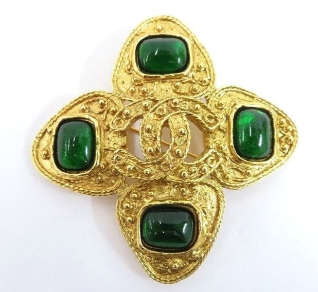 Vintage CHANEL 94A Coco Mark CC Green Gripoix Pin Brooch Gold tone: Vintage CHANEL 94A Coco Mark CC Green Gripoix Pin Brooch Gold tone Item Specifics: Brand: CHANEL Type: Brooch Color: Gold Material: Metal Main Stone Color: Green Number Of Gemstones: 4 Main Stone: Gri