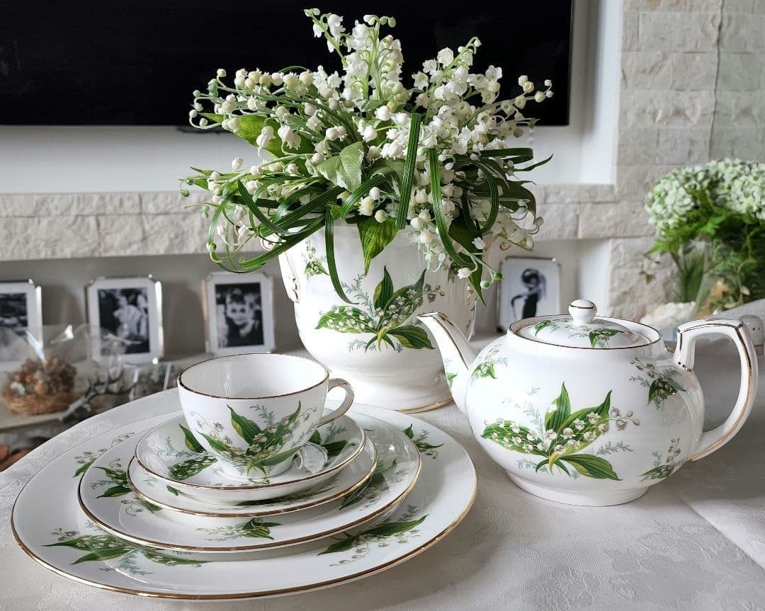 Complete Set 3 Plates Cup Saucer Vintage Rare Lily of the Valley Hammersley: Complete Set 3 Plates Cup Saucer Vintage Rare Lily of the Valley Hammersley Item Specifics: Number Of Items In Set: NA Origin: NA Shape: NA Signed By: NA Keeps Cold For: NA Occasion: NA Vintage: NA Ke