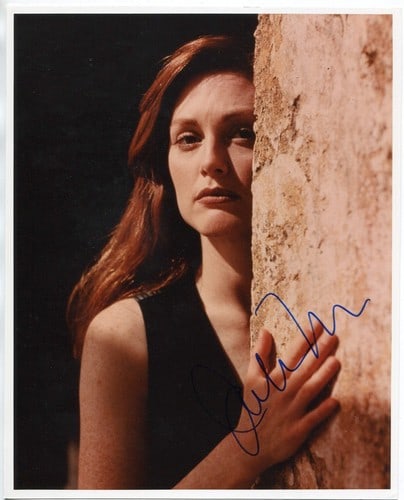 Moore Julianne Autographed 8x10 Photo: Moore Julianne Autographed 8x10 Photo Item Specifics: Julianne Moore Autographed 8x10 Photo Photo is signed in blue sharpie Item is authenticated by Rich Altman's , and will be accompanied with a COA 